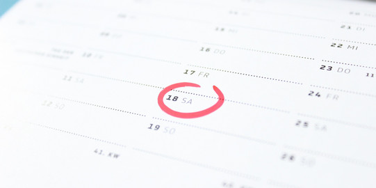 Die Monatsansicht eines Kalenders auf dem ein Datum rot eingekreist ist.