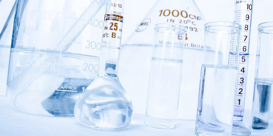 Reagenzgläser, die die Fakultät Chemie und chemische Biologie repräsentieren