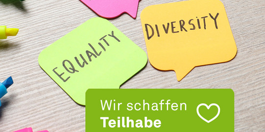 Ein Bild, das die Rehabilitationswissenschaften repräsentiert, einschließlich bunter Post-its mit den Worten "Gleichstellung, Integration und Vielfalt" darauf.
