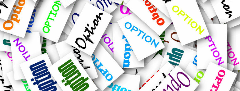 Viele Zettel, auf denen in unterschiedlicher Farbe und Schrift das Wort Option steht